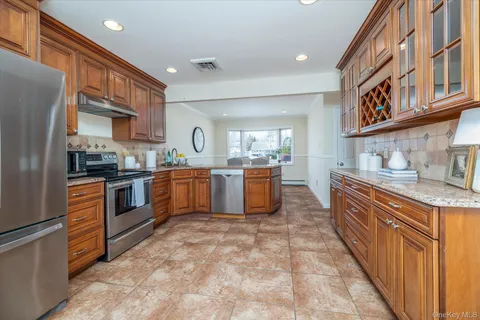 $975,000 | 25 Cobalt Lane, Westbury, NY 11590