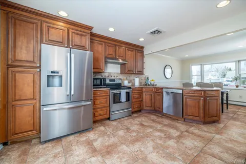 $975,000 | 25 Cobalt Lane, Westbury, NY 11590