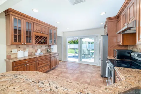 $975,000 | 25 Cobalt Lane, Westbury, NY 11590