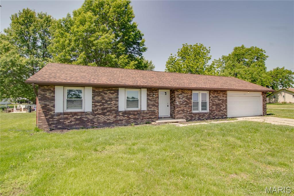 507 Walnut Street Hillsboro, IL 62049 - Photo 1 of 32