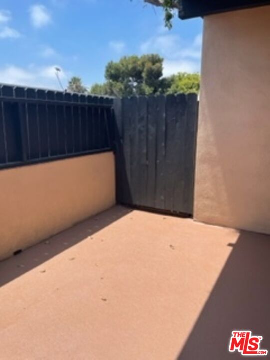 3739 McLaughlin Avenue Los Angeles, CA 90066 - Photo 3 of 11 a backyard of a house