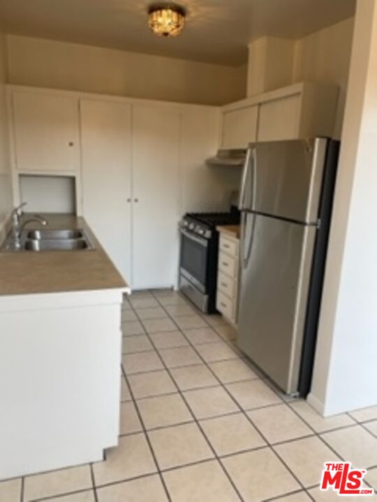 3739 McLaughlin Avenue Los Angeles, CA 90066 - Photo 5 of 11 a kitchen with a refrigerator and a stove