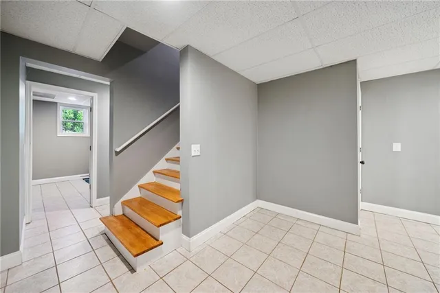 a view of a house with backyard and garden