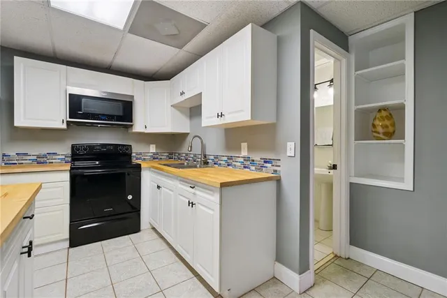 an aerial view of residential house with outdoor space and lake view