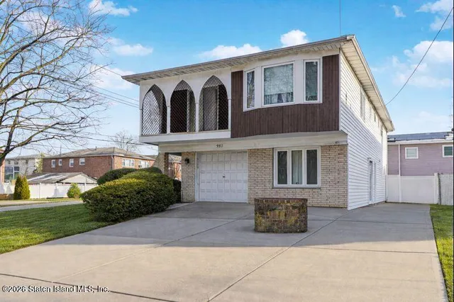$949,000 | 953 Forest Hill Road | Willowbrook