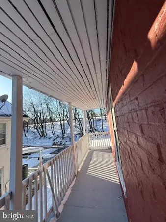 a view of empty room with window