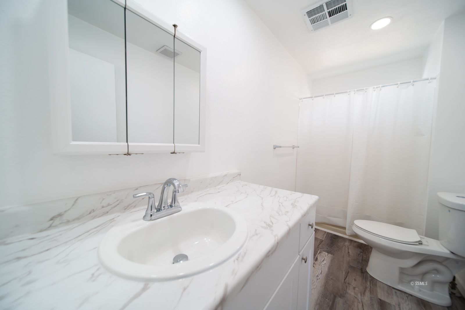 817 South Lamb Road Ridgecrest, CA 93555 - Photo 19 of 39 a bathroom with a sink toilet and vanity