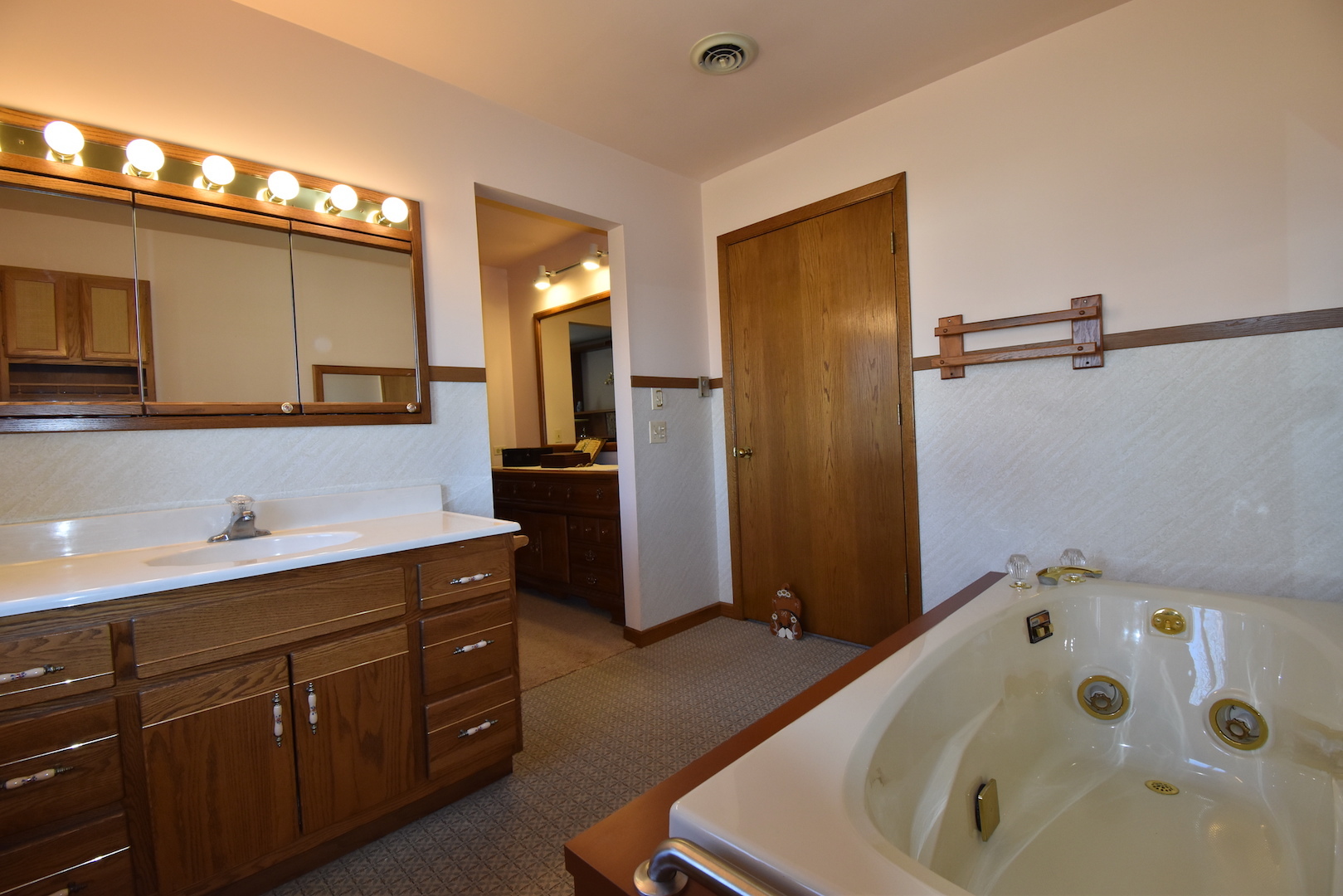 4496 West Sandwich Road Sandwich, IL 60548 - Photo 21 of 37 a bathroom with a tub sink and mirror