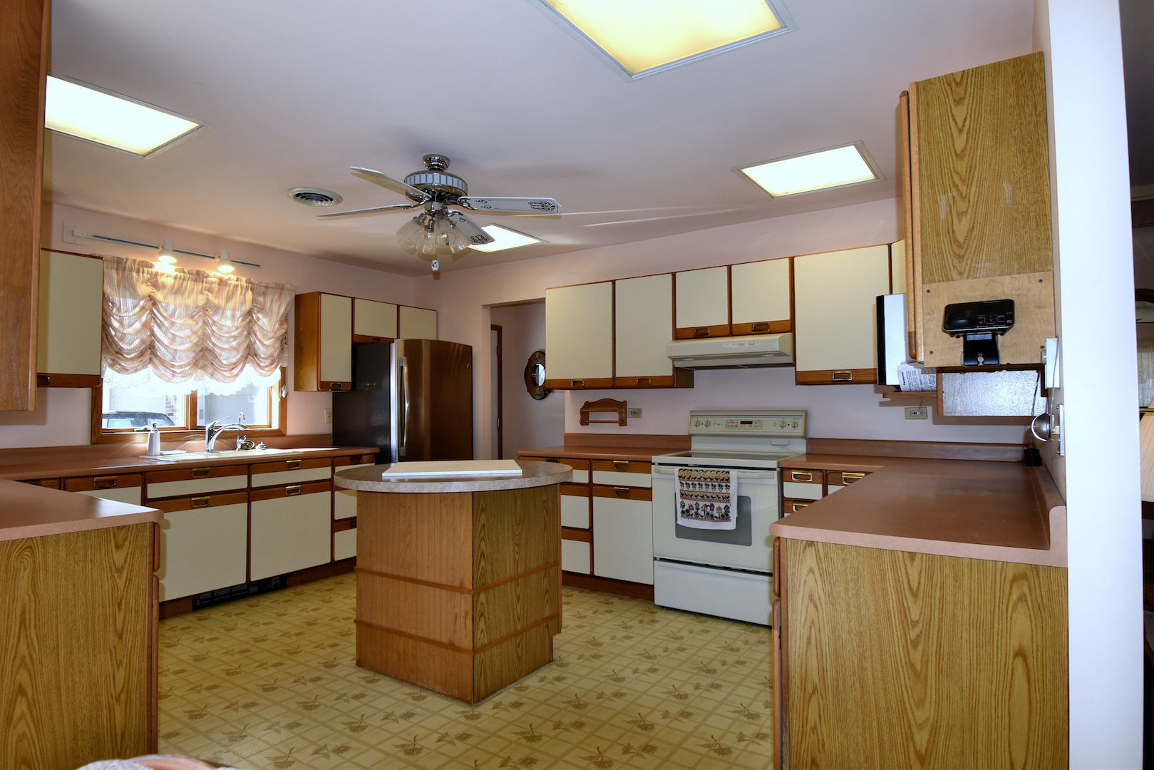 4496 West Sandwich Road Sandwich, IL 60548 - Photo 10 of 37 a kitchen with a sink stove and refrigerator