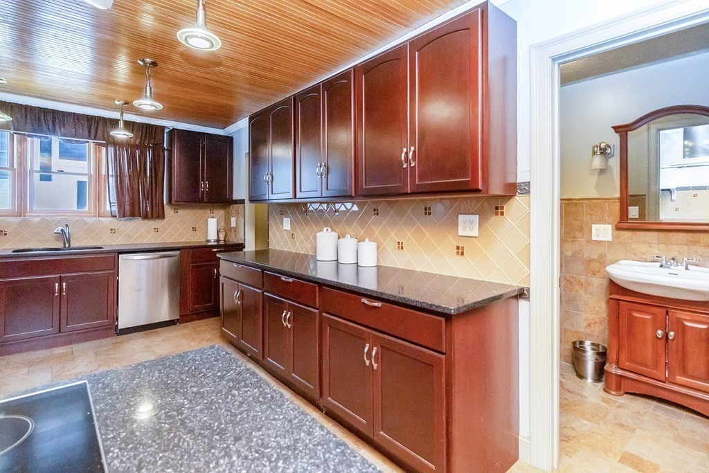 38 Webber Street Springfield, MA 01108 - Photo 11 of 32
