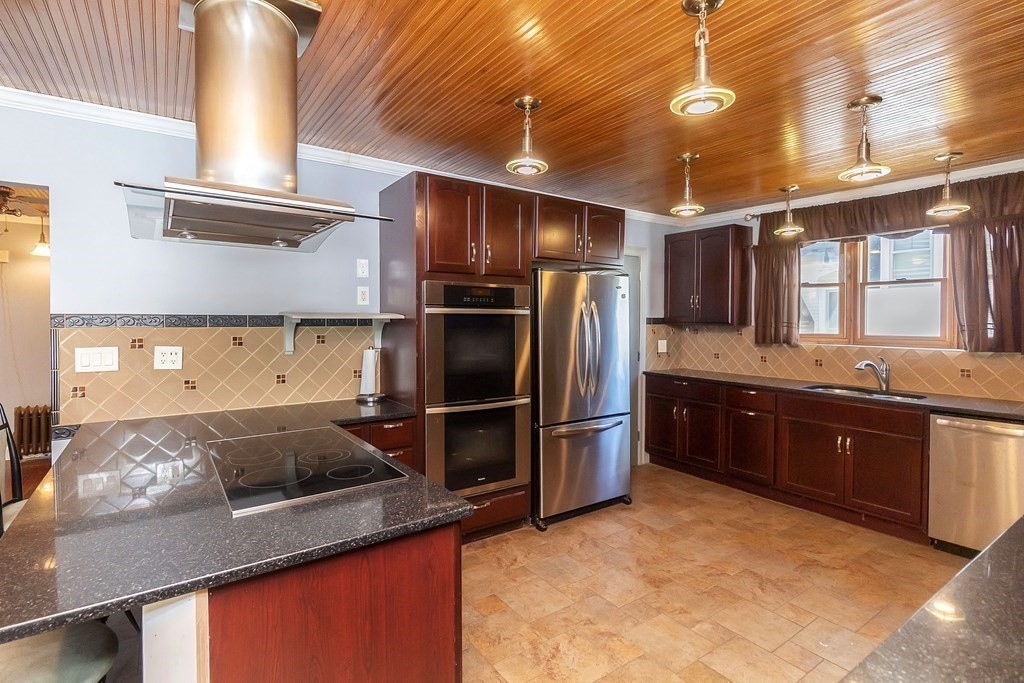 38 Webber Street Springfield, MA 01108 - Photo 5 of 32