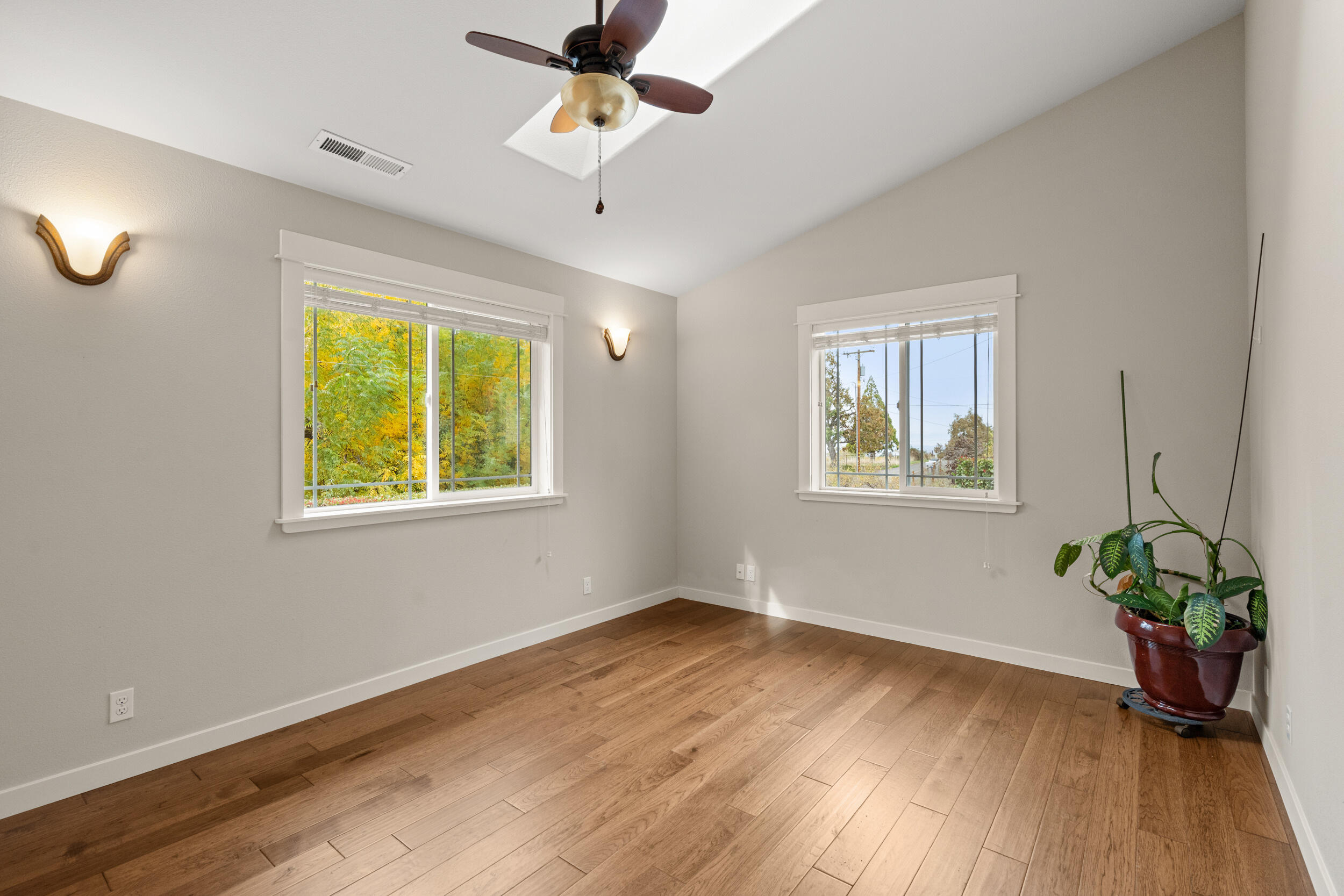 7907 Rapp Lane Talent, OR 97540 - Photo 18 of 57 16_7907-rapp-ln (greg goebelt)-15
