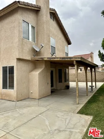 a view of a house with backyard