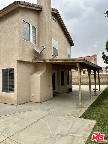 a view of a house with backyard