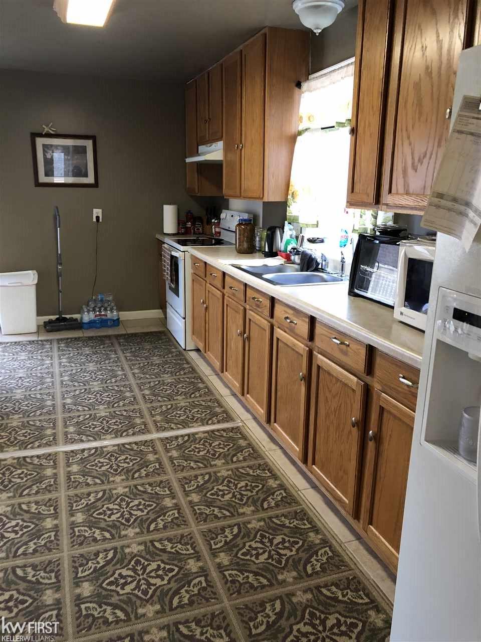 5469 West Carpenter Road Flint, MI 48504 - Photo 4 of 15 31373228-3.JPG