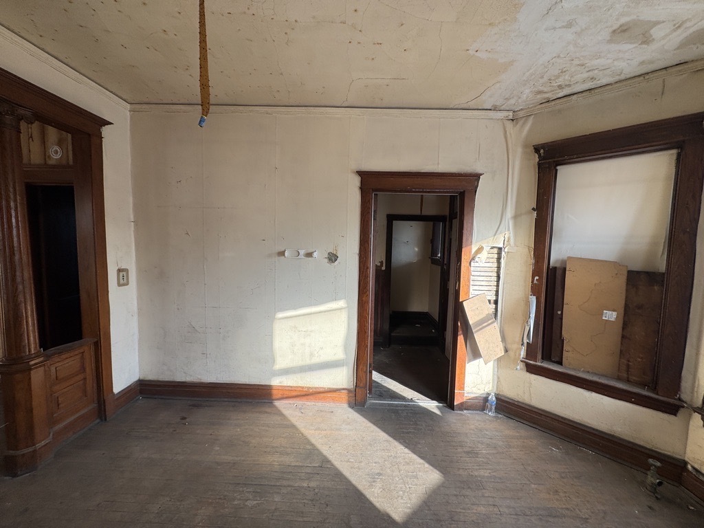 6744 South Bishop Street Chicago, IL 60636 - Photo 13 of 13 an empty room with closet and mirror