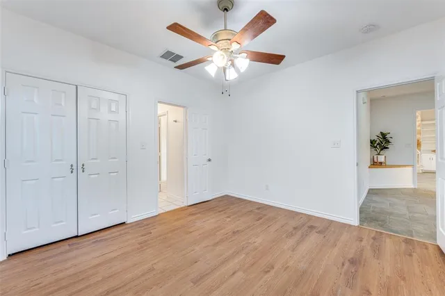 an empty room with fan and a ceiling fan