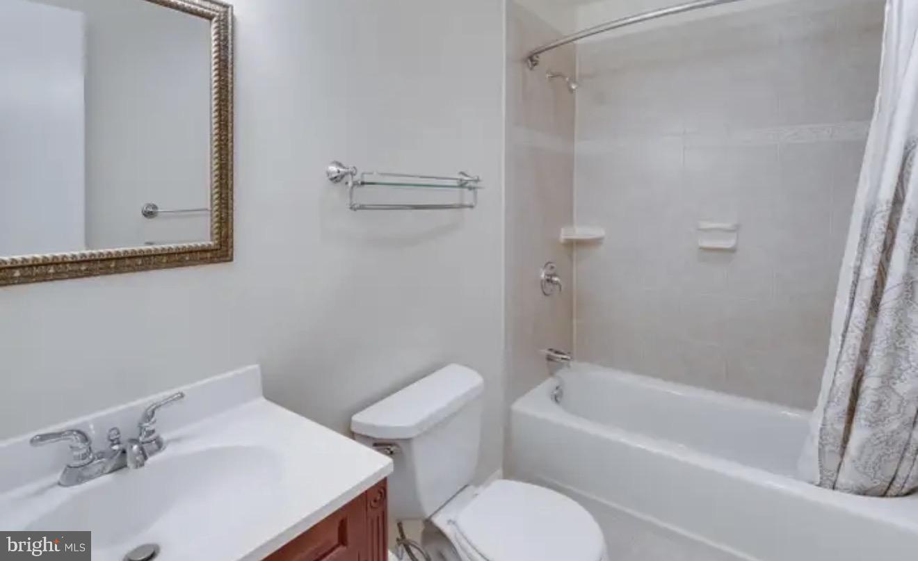1707 Tyvale Court Vienna, VA 22182 - Photo 23 of 28 a bathroom with a sink toilet and bathtub