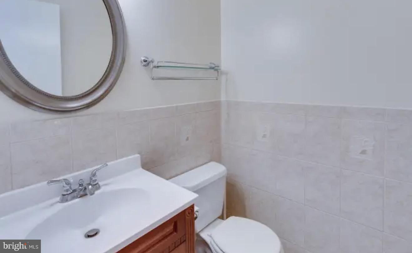 1707 Tyvale Court Vienna, VA 22182 - Photo 8 of 28 a bathroom with a sink mirror and toilet