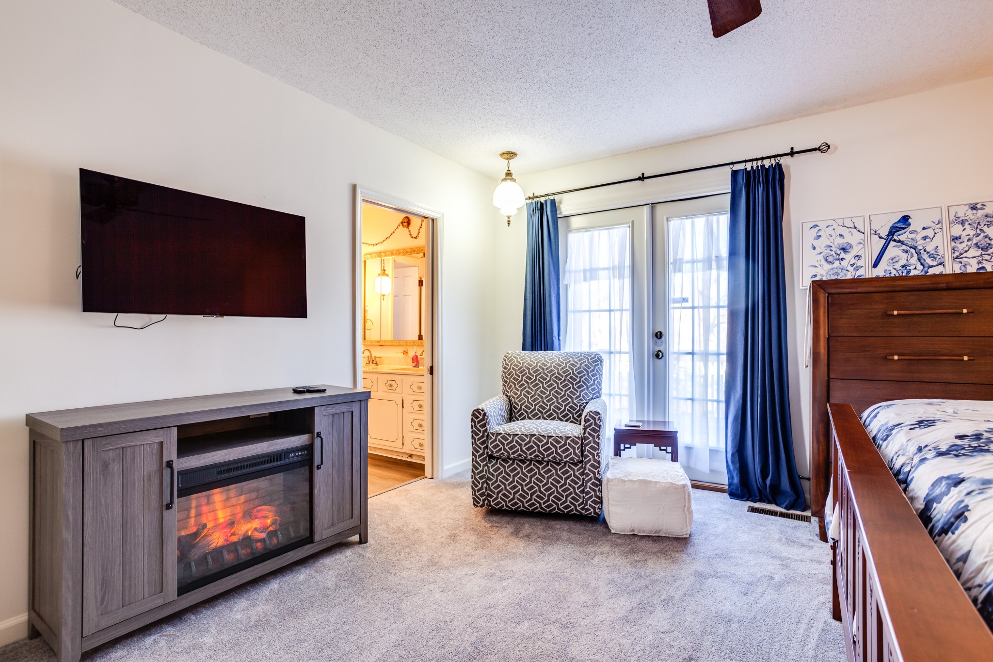 1434 Pine Springs Road Knoxville, TN 37922 - Photo 15 of 53 a living room with furniture and a flat screen tv