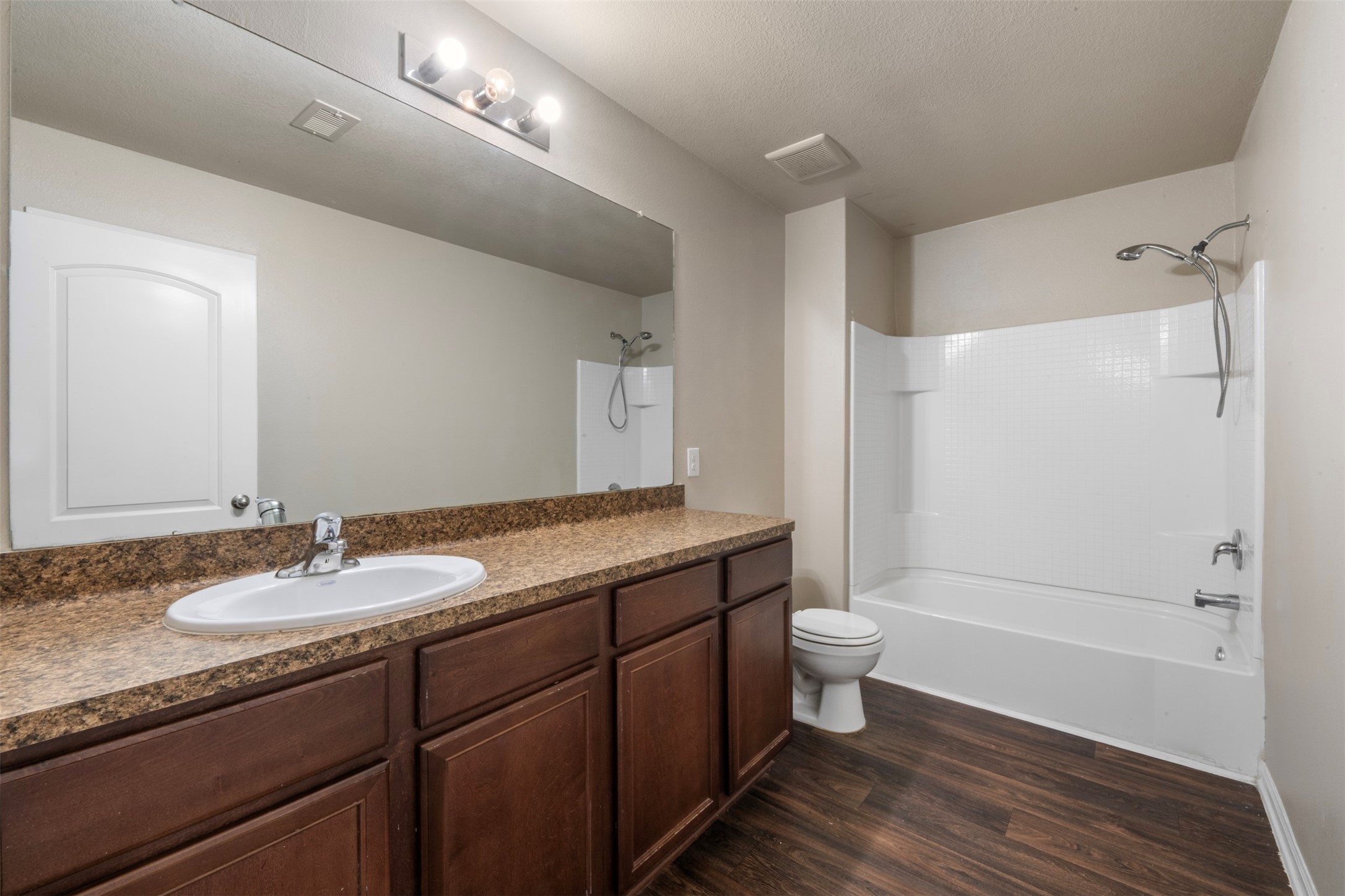 5926 Golden Cove Road Cove, TX 77523 - Photo 18 of 26 Secondary bath with tub/shower combo