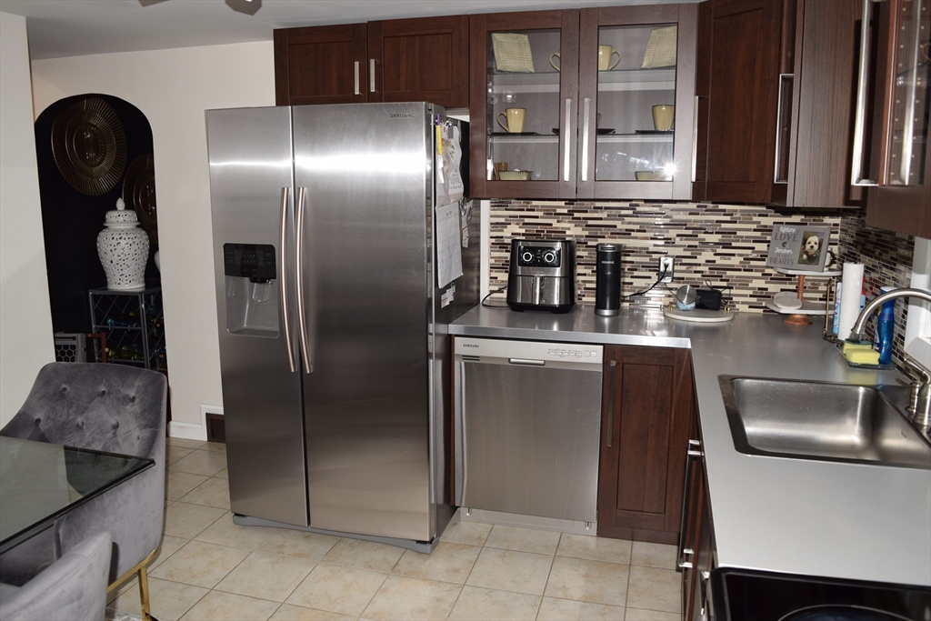 43 Barton Street Springfield, MA 01104 - Photo 6 of 25