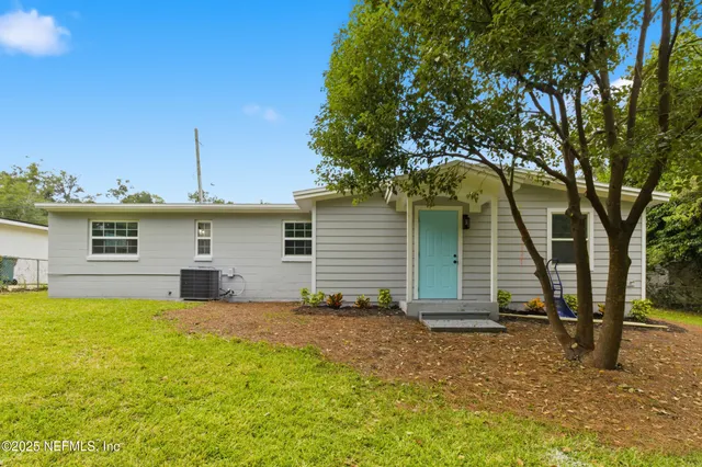 a view of a house with a yard