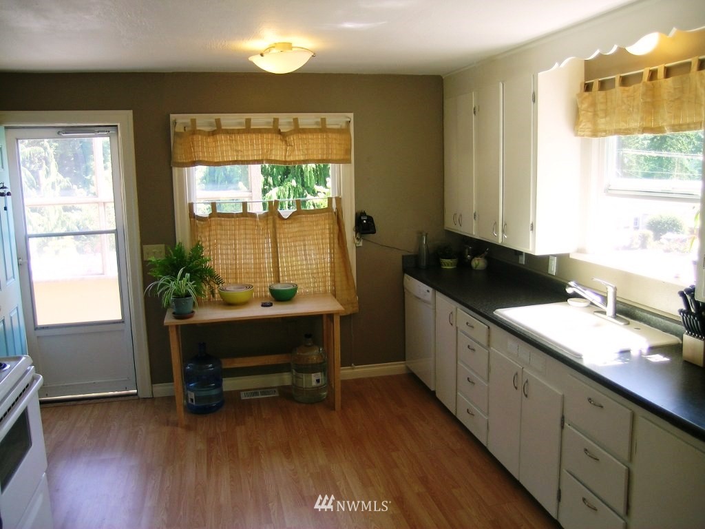 6819 174th Street Southwest Edmonds, WA 98026 - Photo 7 of 15 Gallery Image 7