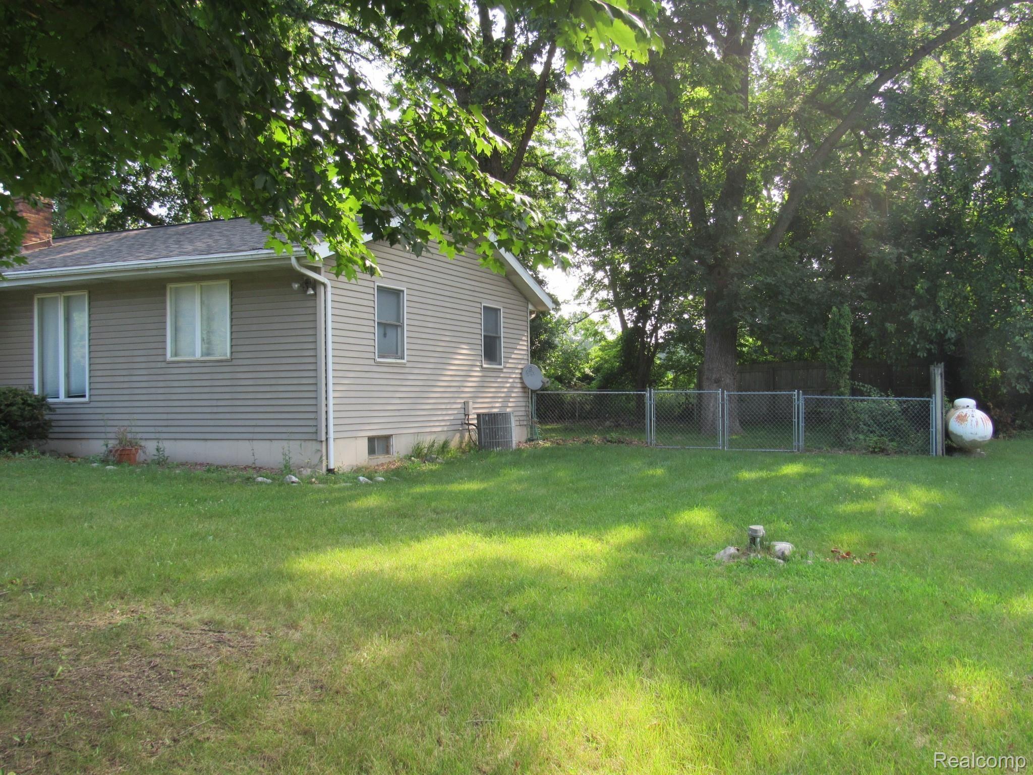 7493 Pinckney Road Pinckney, MI 48169 - Photo 3 of 32 IMG_2810.JPG