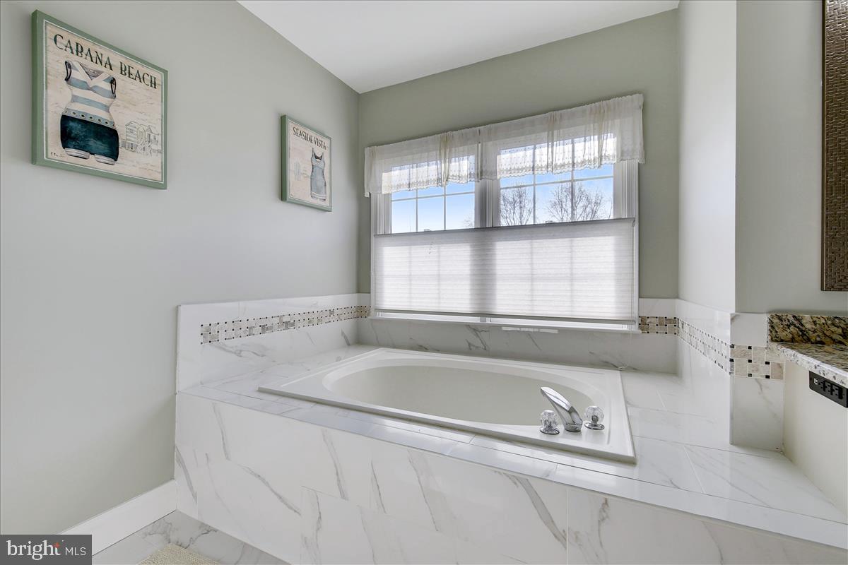 18267 Wickham Road Olney, MD 20832 - Photo 52 of 107 Master Bath soaking tub