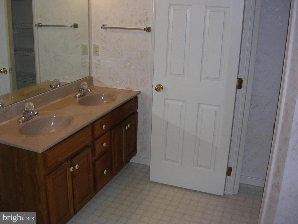 15 Royal Drive Lititz, PA 17543 - Photo 9 of 10