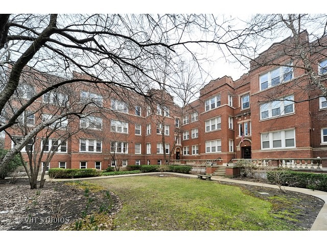 725 West Buckingham Place, Unit 1 Chicago, IL 60657 - Photo 12 of 12 a view of a big building with a big yard and large trees