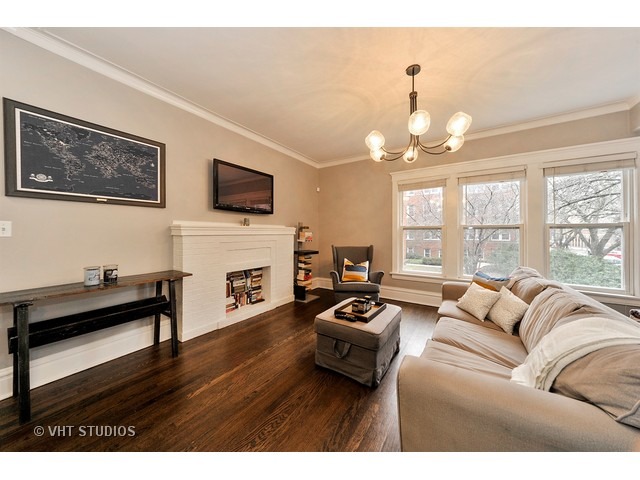 725 West Buckingham Place, Unit 1 Chicago, IL 60657 - Photo 5 of 12 a living room with furniture fireplace and flat screen tv