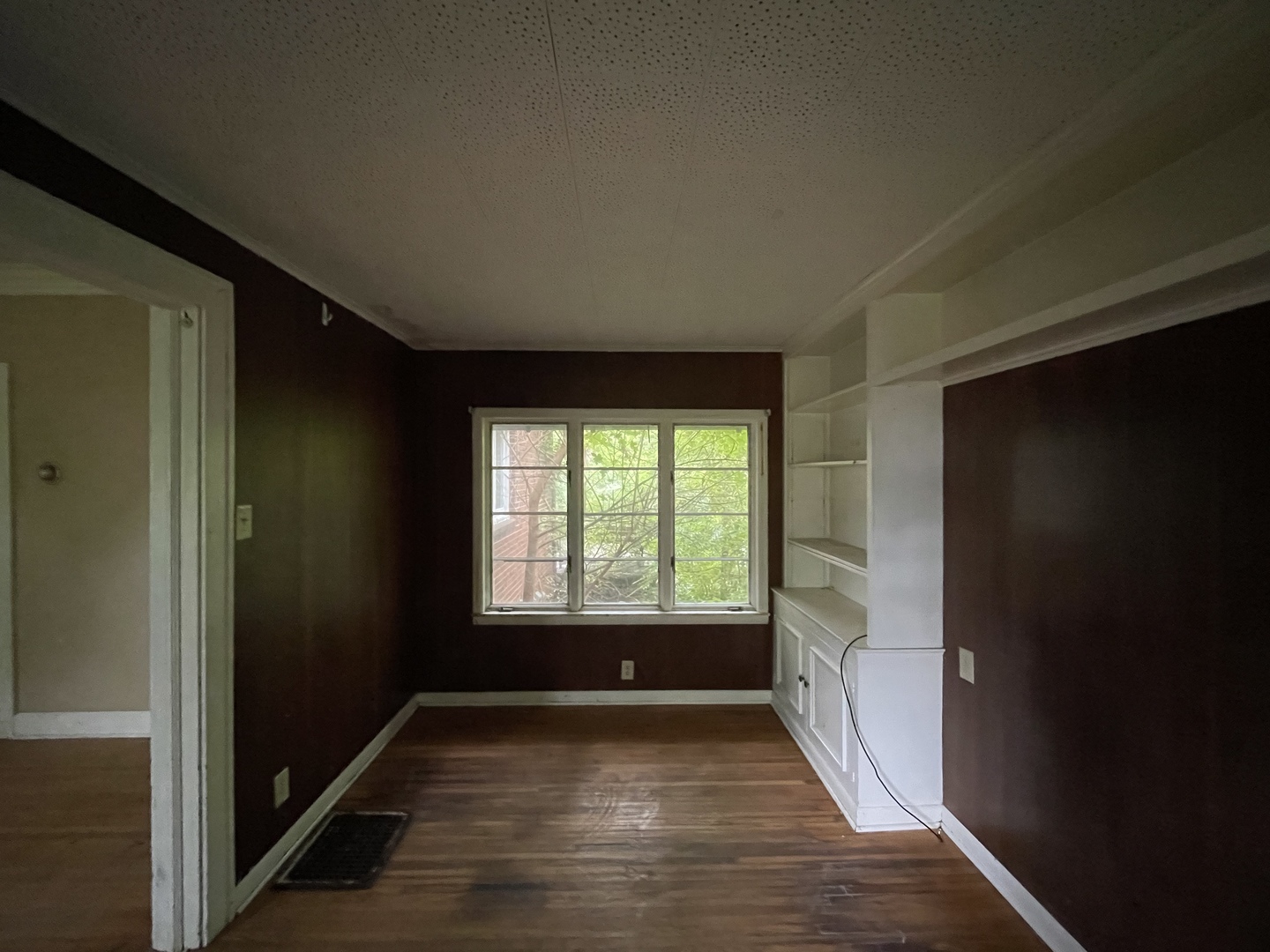 840 East Lincoln Street Hoopeston, IL 60942 - Photo 11 of 33 a view of an empty room with wooden floor and a window