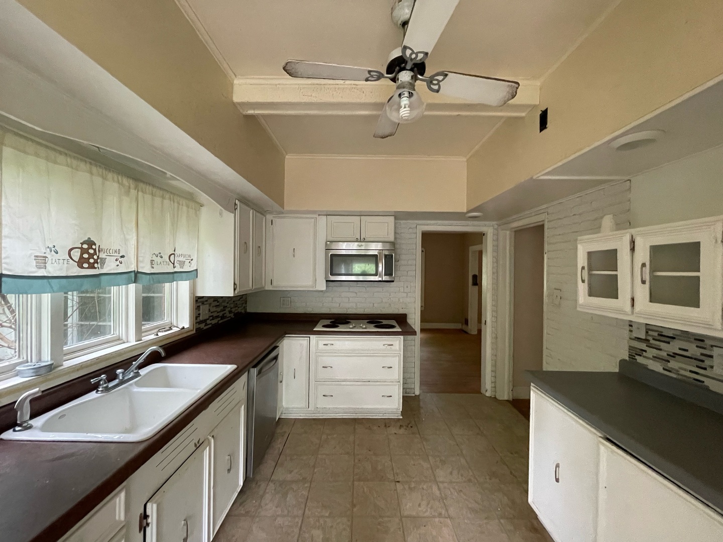 840 East Lincoln Street Hoopeston, IL 60942 - Photo 12 of 33 a kitchen with granite countertop a sink stove and cabinets