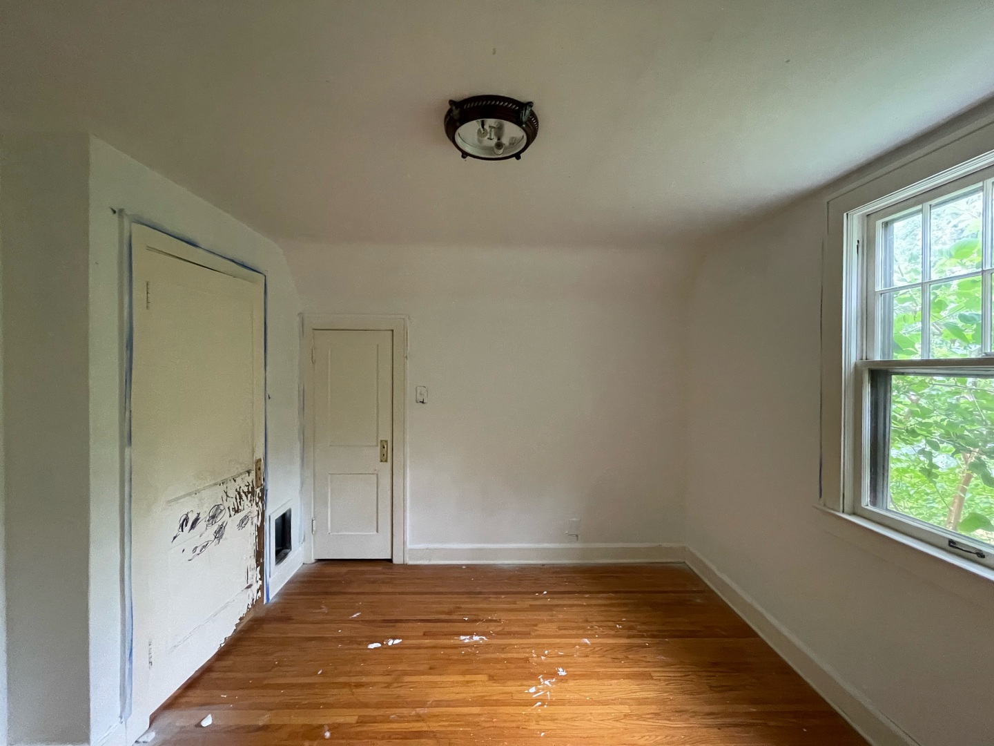 840 East Lincoln Street Hoopeston, IL 60942 - Photo 13 of 33 a view of a livingroom with wooden floor and a window