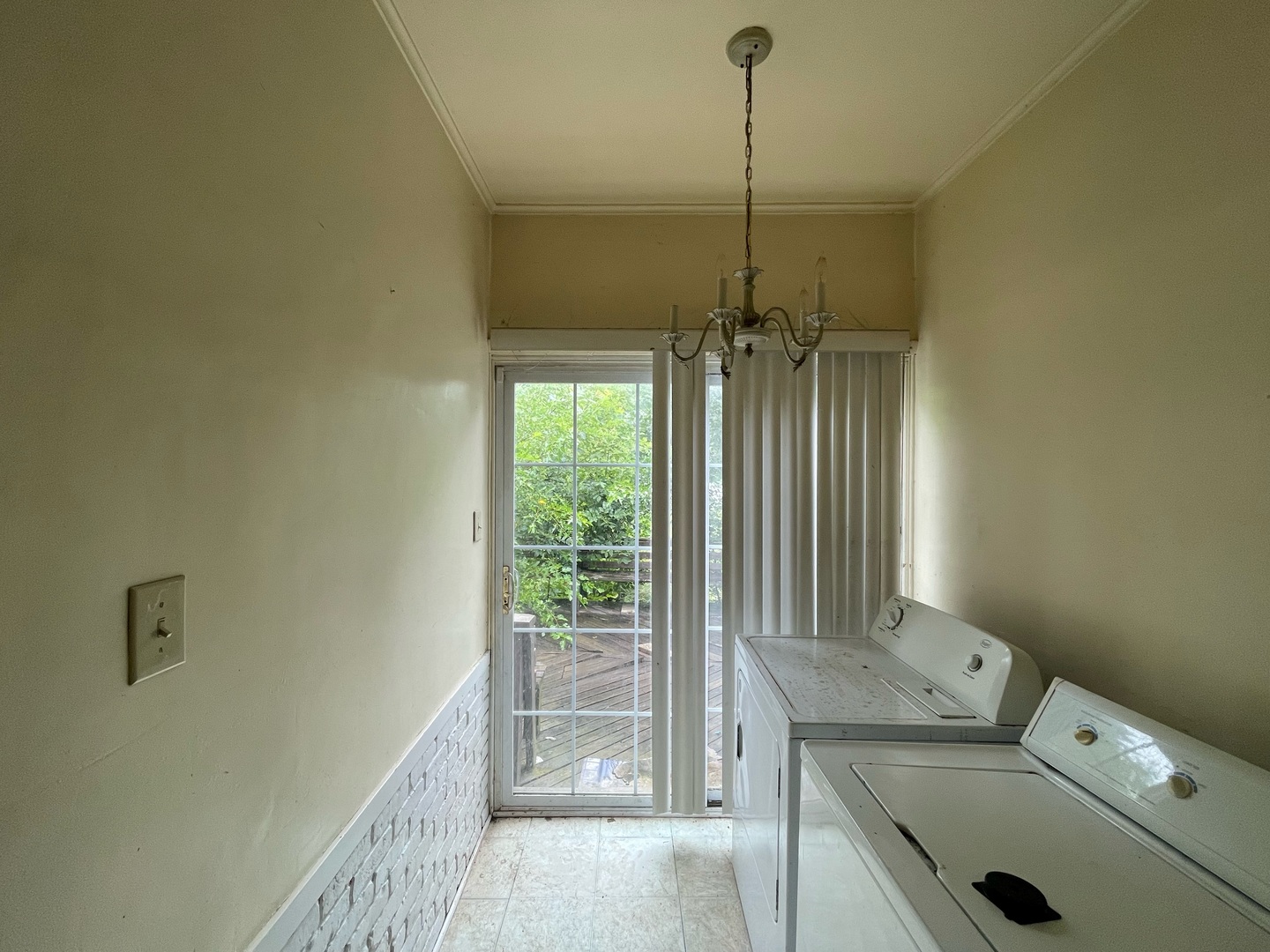 840 East Lincoln Street Hoopeston, IL 60942 - Photo 16 of 33 a bathroom with a tub sink and mirror