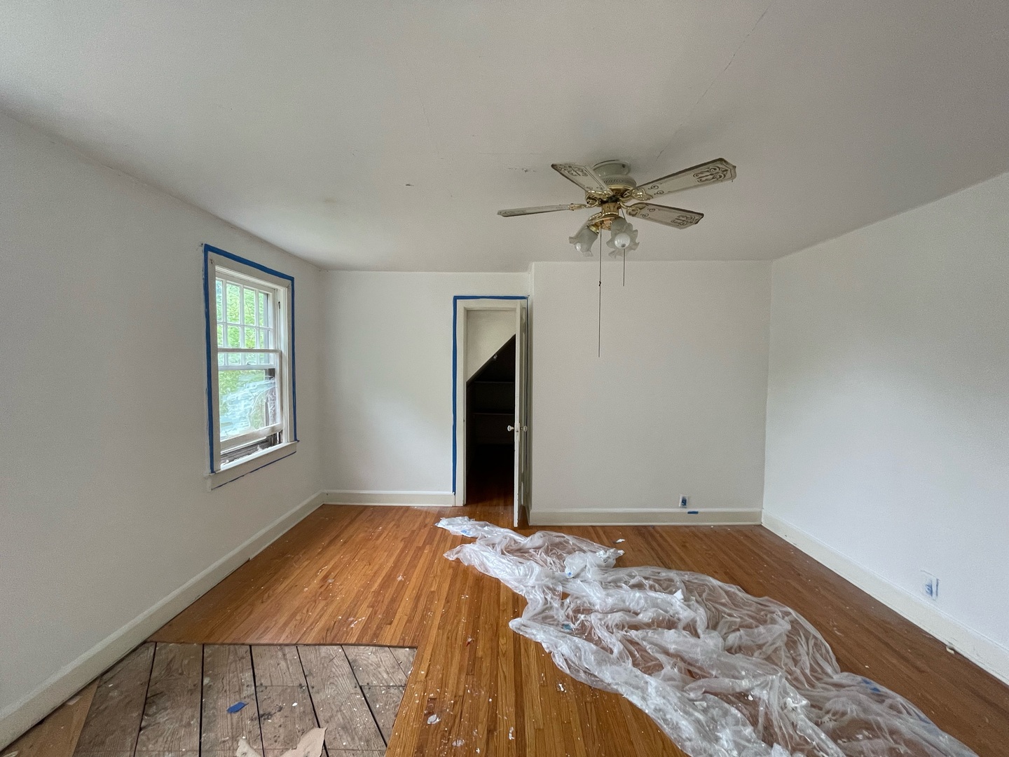 840 East Lincoln Street Hoopeston, IL 60942 - Photo 18 of 33 a bedroom with bed and a window