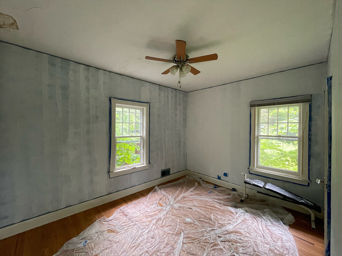 840 East Lincoln Street Hoopeston, IL 60942 - Photo 20 of 33 a view of a room with a window