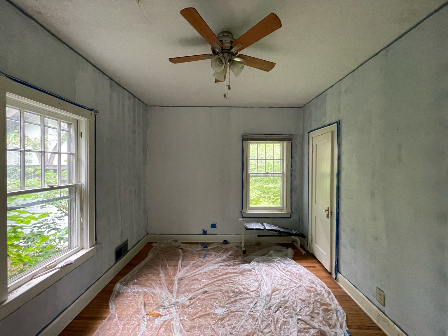 840 East Lincoln Street Hoopeston, IL 60942 - Photo 21 of 33 an empty room with a window and a ceiling fan