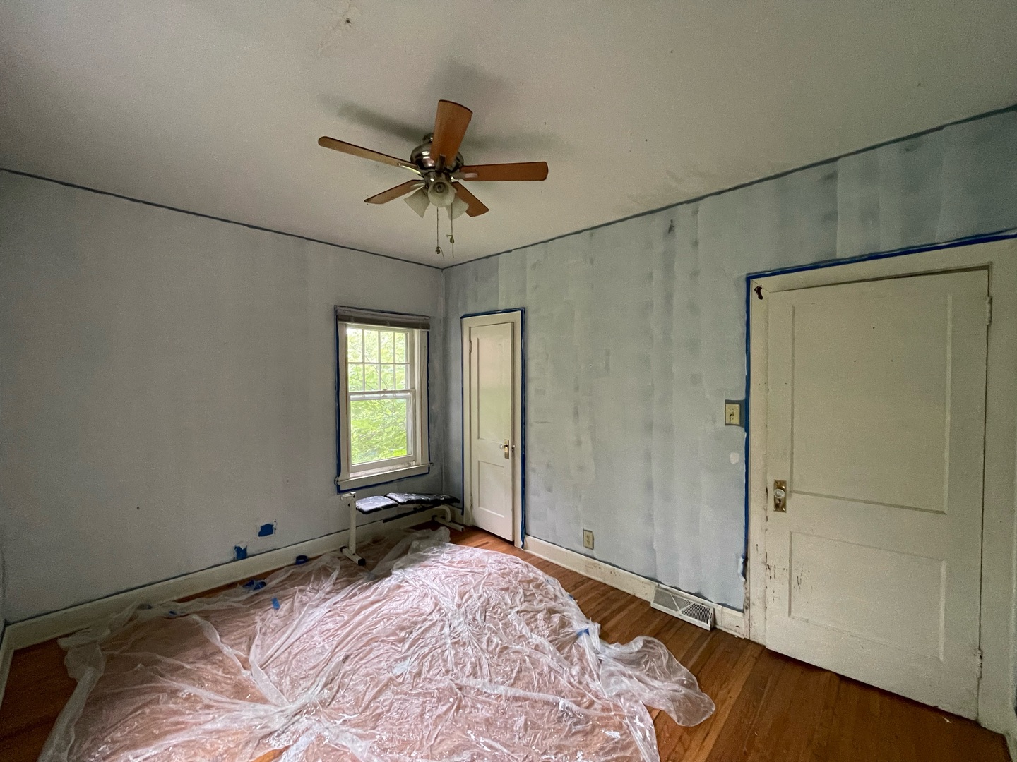 840 East Lincoln Street Hoopeston, IL 60942 - Photo 22 of 33 a view of a livingroom with a ceiling fan and window