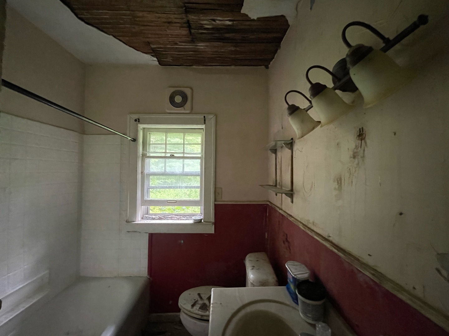 840 East Lincoln Street Hoopeston, IL 60942 - Photo 25 of 33 a living room with furniture and a window