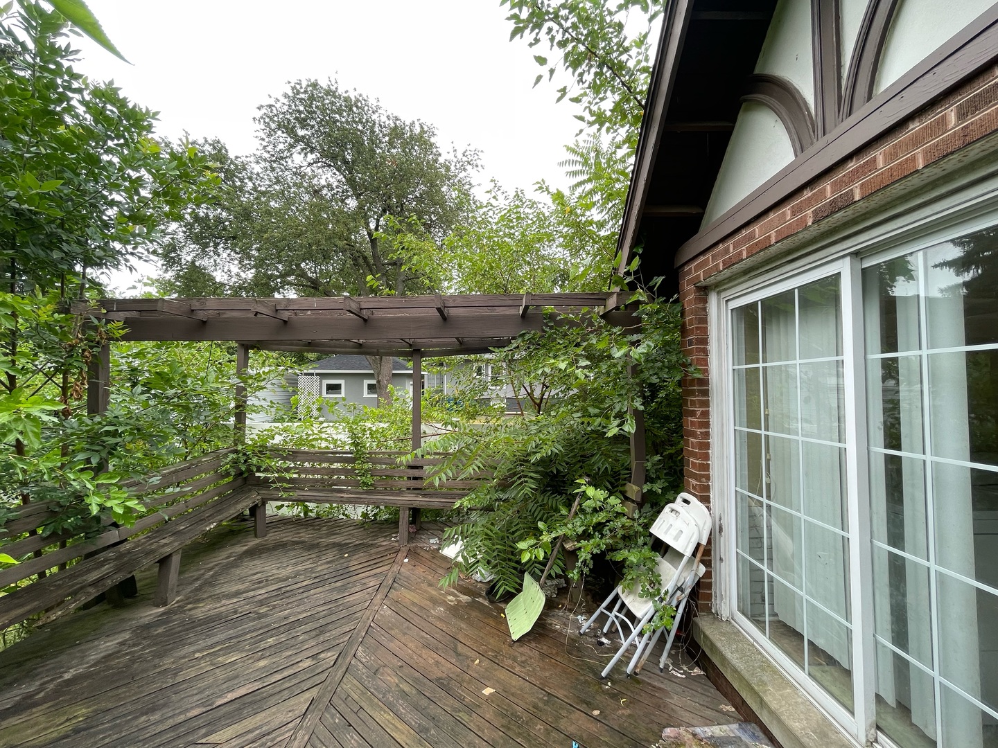 840 East Lincoln Street Hoopeston, IL 60942 - Photo 26 of 33 a backyard of a house with outdoor seating