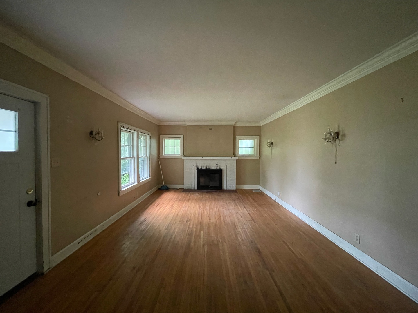 840 East Lincoln Street Hoopeston, IL 60942 - Photo 5 of 33 wooden floor in an empty room with a window
