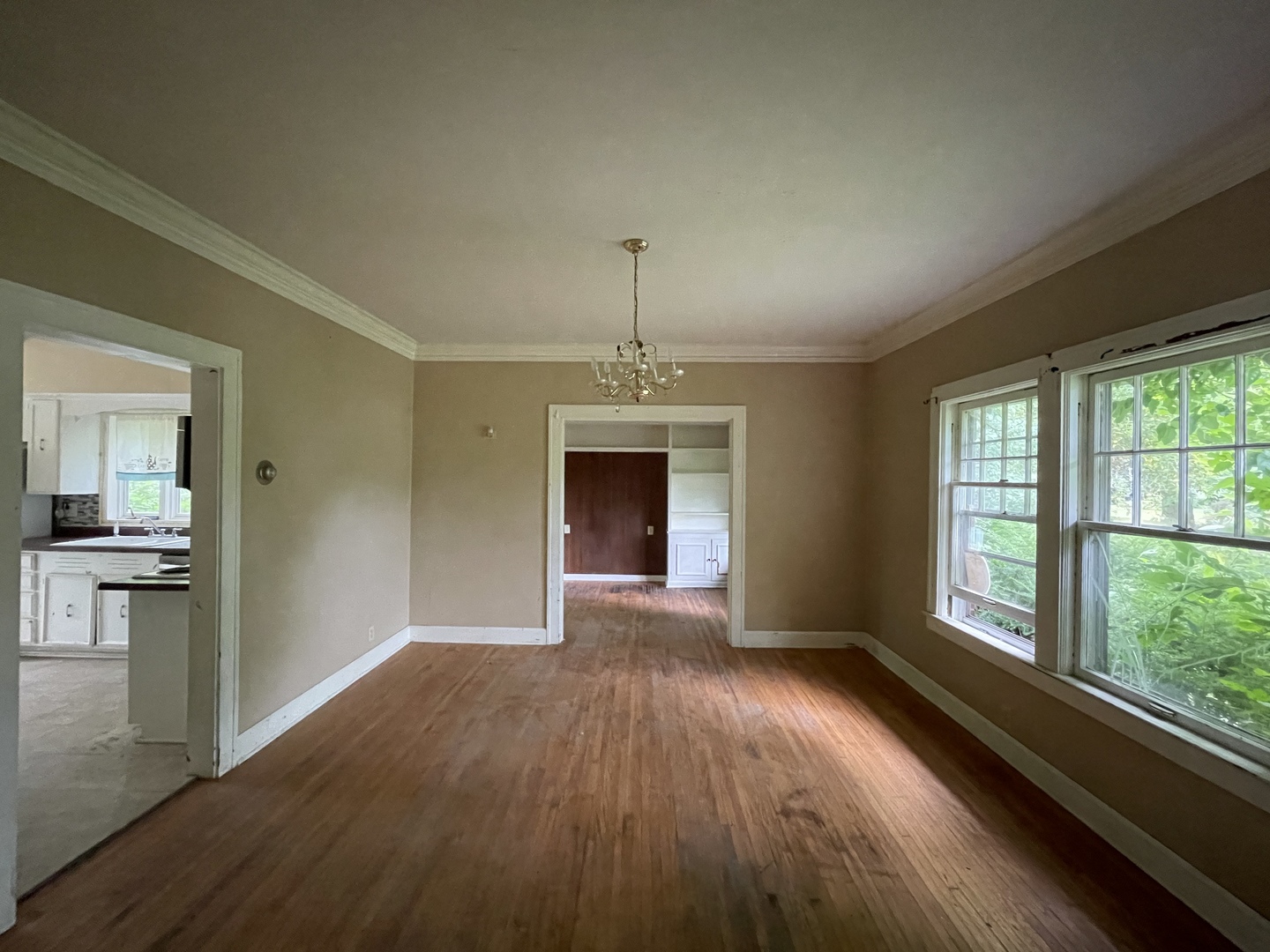 840 East Lincoln Street Hoopeston, IL 60942 - Photo 7 of 33 a view of empty room with wooden floor and fan