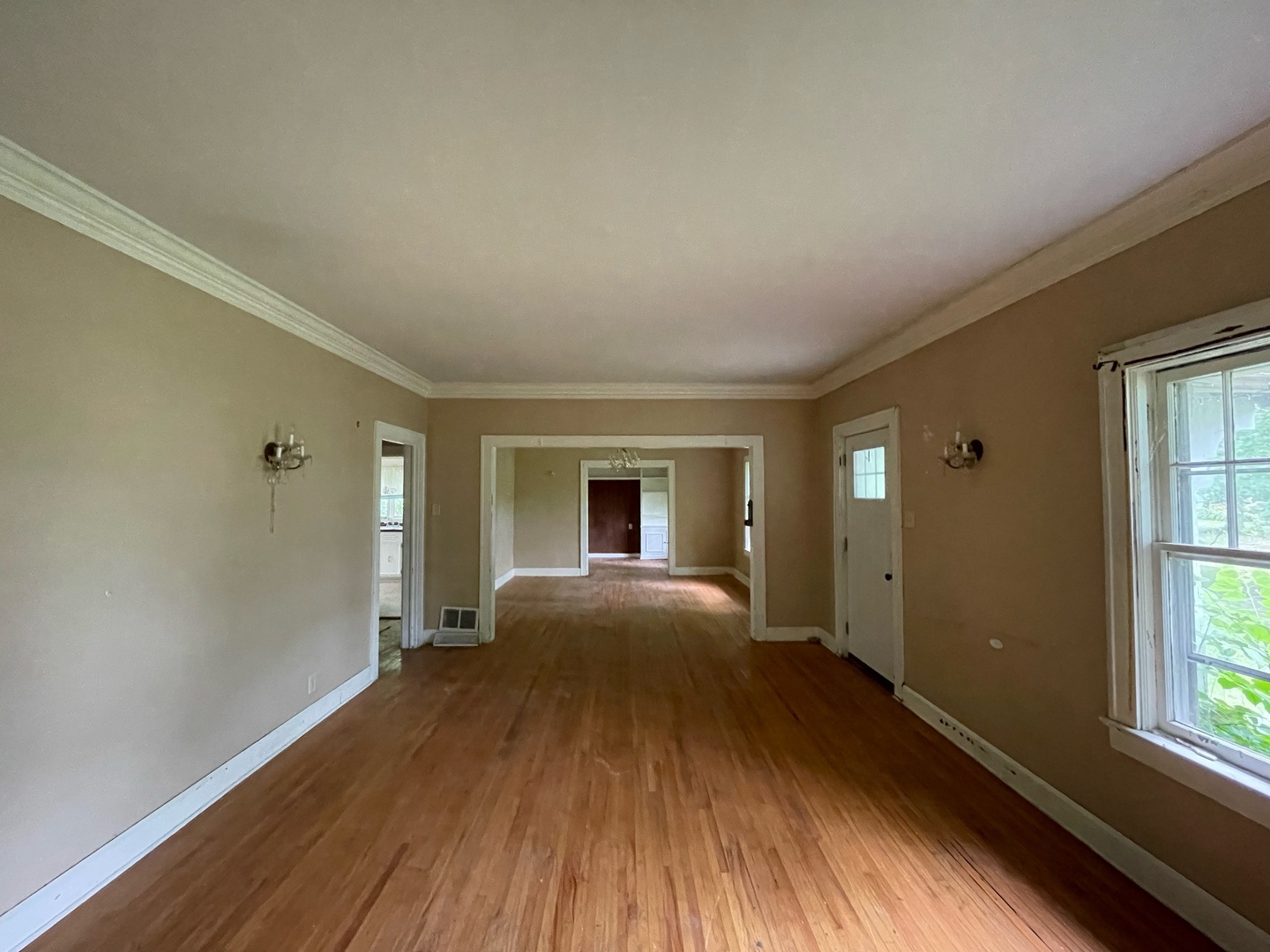 840 East Lincoln Street Hoopeston, IL 60942 - Photo 8 of 33 a view of a livingroom with wooden floor and a window