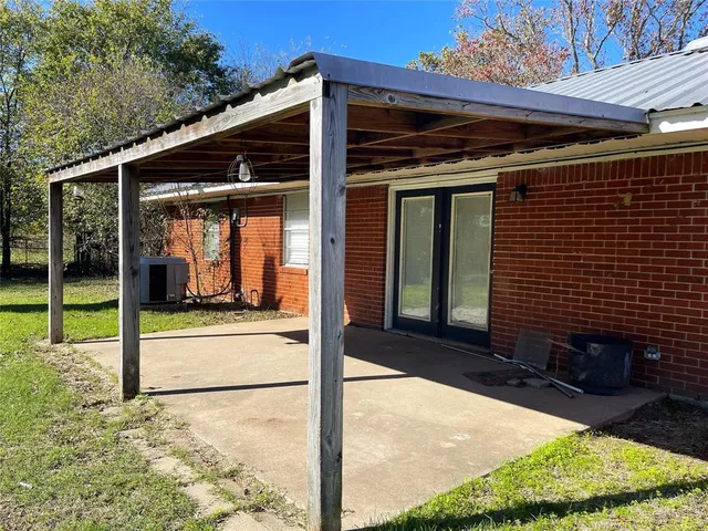 a view of a house with backyard and porch