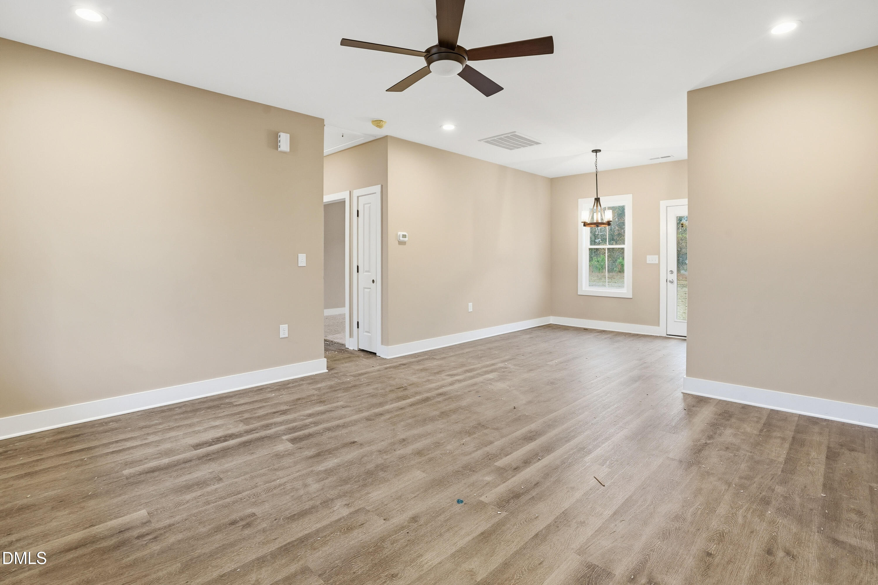 1049 Jada Allen Road Dunn, NC 28334 - Photo 6 of 32 Living Room
