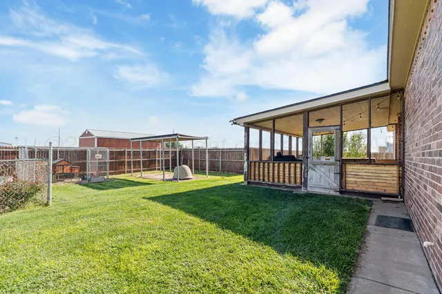 a view of a house with backyard and porch