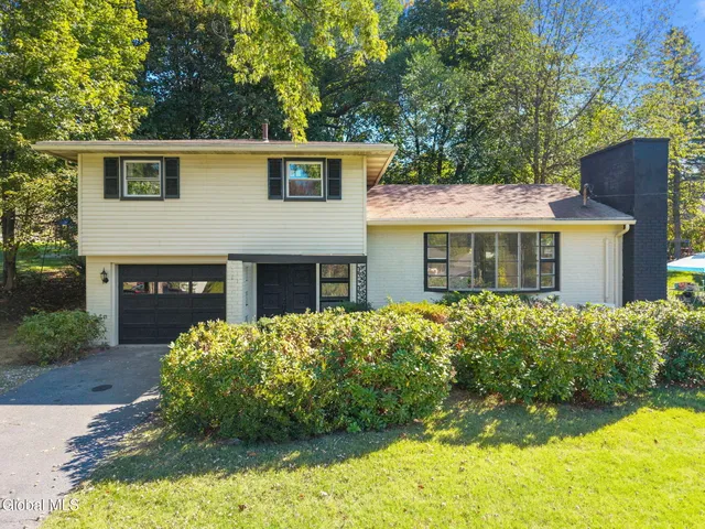 $339,999 | 11 Diamond Avenue, North Greenbush, NY 12180